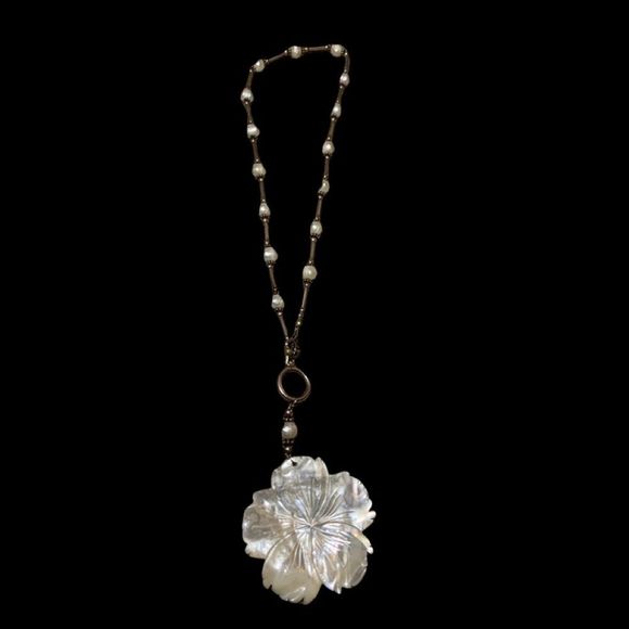 Beautiful freshwater pearl necklace with sterling silver accents - Picture 3 of 7